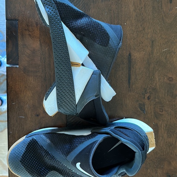 Like new Nike Flyease women’s8/men’s6 black, white & gum colored bottom - Picture 6 of 8